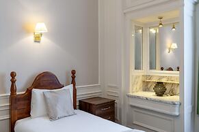 Adelphi Hotel