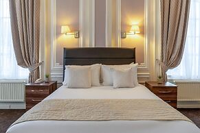 Adelphi Hotel