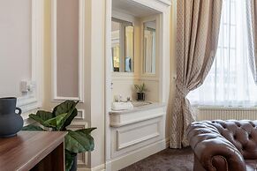 Adelphi Hotel