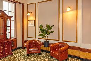 Adelphi Hotel