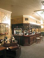 Adelphi Hotel