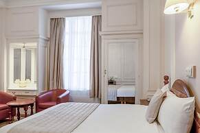 Adelphi Hotel