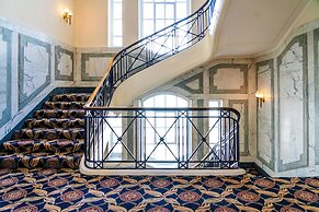 Adelphi Hotel