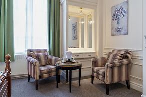 Adelphi Hotel