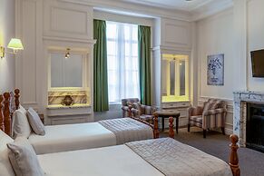 Adelphi Hotel
