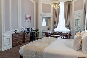 Adelphi Hotel