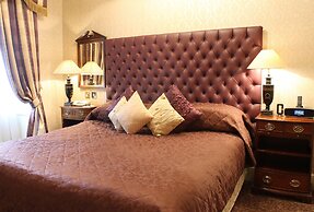 The Leonard Hotel