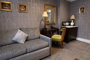 The Leonard Hotel