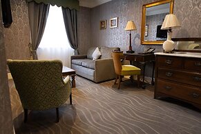The Leonard Hotel