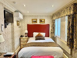 The Leonard Hotel