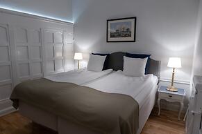 Crystal Plaza Hotel