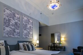 Crystal Plaza Hotel