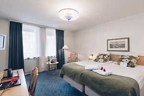 Crystal Plaza Hotel