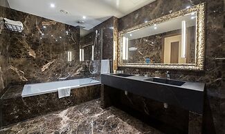Adams Beach Hotel & Spa