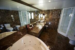 Adams Beach Hotel & Spa