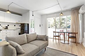 SoYa on Davis Apartment Hotel