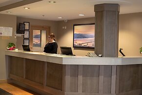 Harrison Lake Hotel