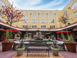 Harrison Lake Hotel