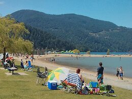 Harrison Lake Hotel