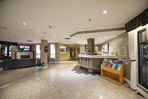 Harrison Lake Hotel
