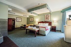 Harrison Lake Hotel