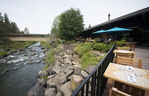 Riverhouse Lodge