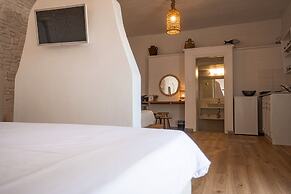 Adonis Hotel & Apartments
