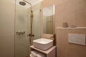 Adonis Hotel & Apartments