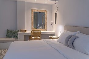 Adonis Hotel & Apartments