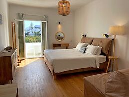 Adonis Hotel & Apartments