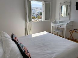 Adonis Hotel & Apartments