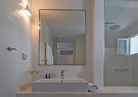 Adonis Hotel & Apartments