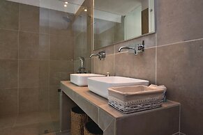 Adonis Hotel & Apartments
