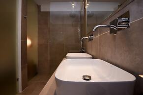 Adonis Hotel & Apartments