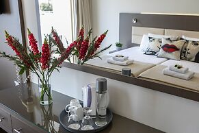Queen's Bay Hotel