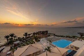 Queen's Bay Hotel