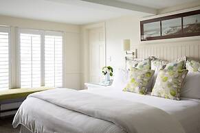 Vineyard Square Hotel & Suites