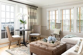 Vineyard Square Hotel & Suites