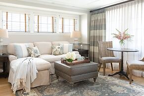 Vineyard Square Hotel & Suites