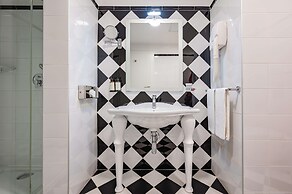 AX The Victoria Hotel