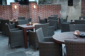 The Falstaff Hotel