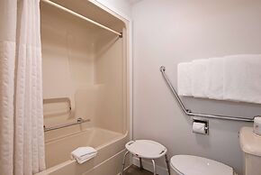 Travelodge by Wyndham Kamloops Mountview
