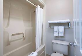 Travelodge by Wyndham Kamloops Mountview