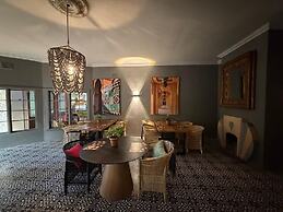 Shangri-La Country Hotel
