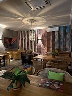 Shangri-La Country Hotel