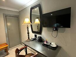 Shangri-La Country Hotel