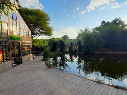 Shangri-La Country Hotel