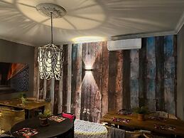 Shangri-La Country Hotel