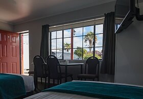 Bk's Palm Court Motor Lodge