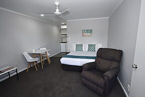 Bk's Palm Court Motor Lodge